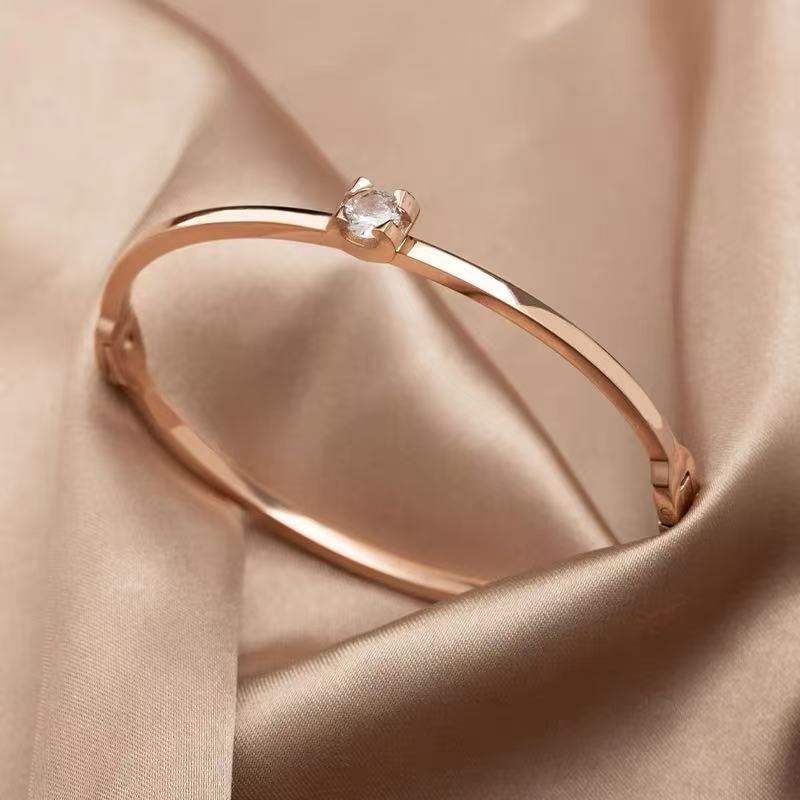 MLM Studio：500種類以上のプレスオンセット。シンプルで高級感あるバングルブレスレットに最適で、ギフトや重ね着にもぴったり！