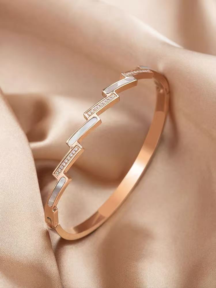 MLM Studio：500種類以上のプレスオンセット。シンプルで高級感あるバングルブレスレットに最適で、ギフトや重ね着にもぴったり！