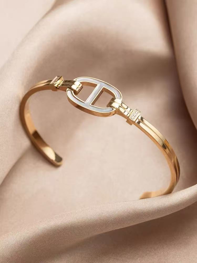 MLM Studio：500種類以上のプレスオンセット。シンプルで高級感あるバングルブレスレットに最適で、ギフトや重ね着にもぴったり！